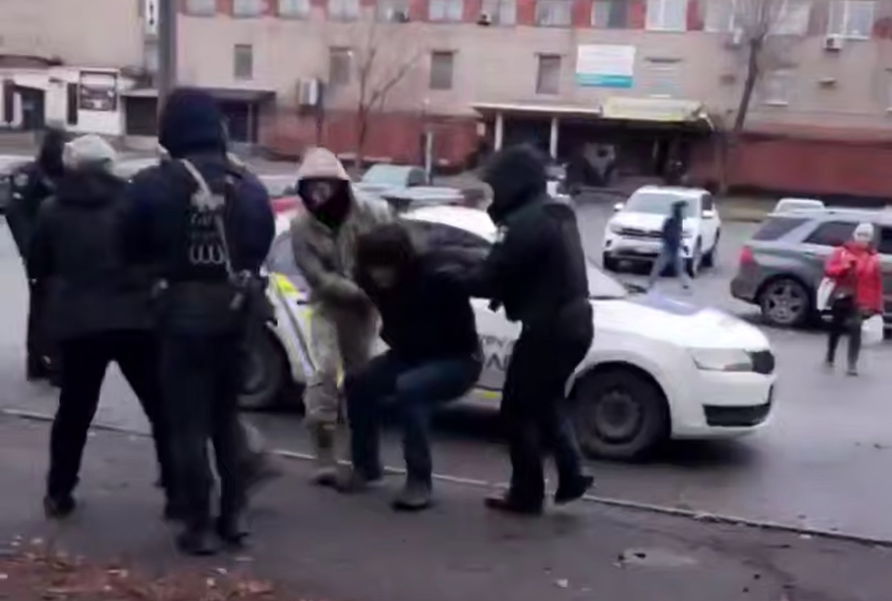 Video: Brutalidad en las Calles de Krivói Rog: Policías y Funcionarios del TCC Agreden a un Hombre