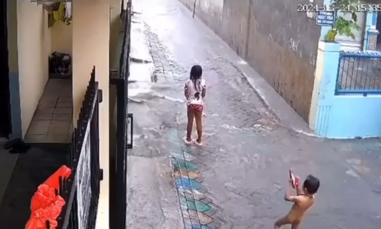 La importancia de cuidar a los niños: Tragedia en un charco de agua alerta a una comunidad (Video)